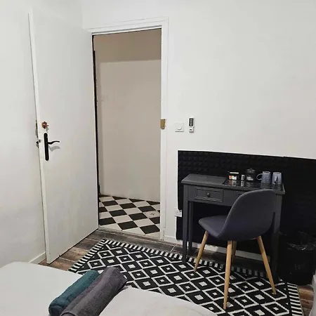 לינה וארוחת בוקר Av De Bordeaux *