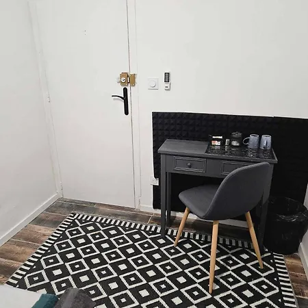 לינה וארוחת בוקר Av De Bordeaux נרבון