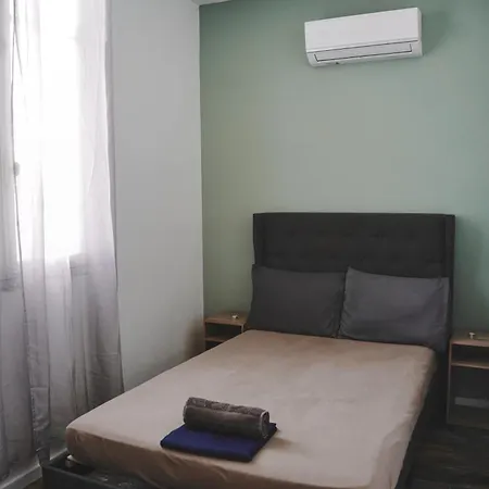 לינה וארוחת בוקר Av De Bordeaux נרבון